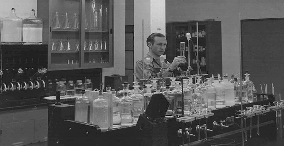 化学家Paul Bodenhofer在化学实验室<a href='http://n0ok.jj520520.com'>188bet棋牌平台</a>. 1942年2月9日.